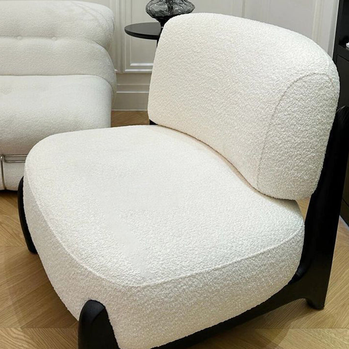 Moderner luxuriöser Akzentstuhl aus Sherpa-Stoff, Massivholz und Metall mit geschwungener quadratischer Form und Rückenlehne für das Wohnzimmer 