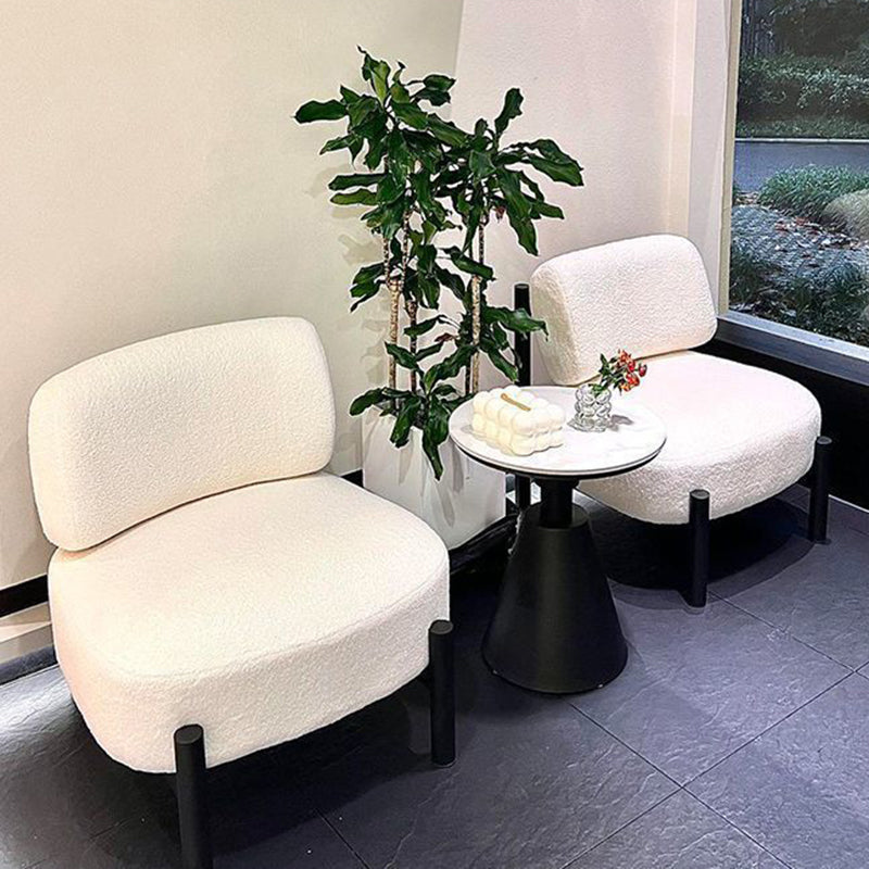 Moderner luxuriöser Akzentstuhl aus Sherpa-Stoff, Massivholz und Metall mit geschwungener quadratischer Form und Rückenlehne für das Wohnzimmer 