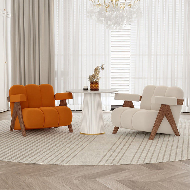 Chaise d'appoint contemporaine en daim créatif avec pieds en V en bois massif, forme carrée ondulée, avec dossier et accoudoirs pour salon 