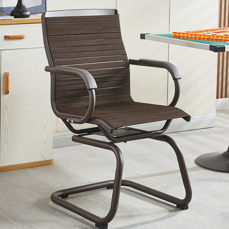 Chaise d’appoint contemporaine scandinave en plastique, fer et métal, incurvée, avec dossier et accoudoirs pour salon 