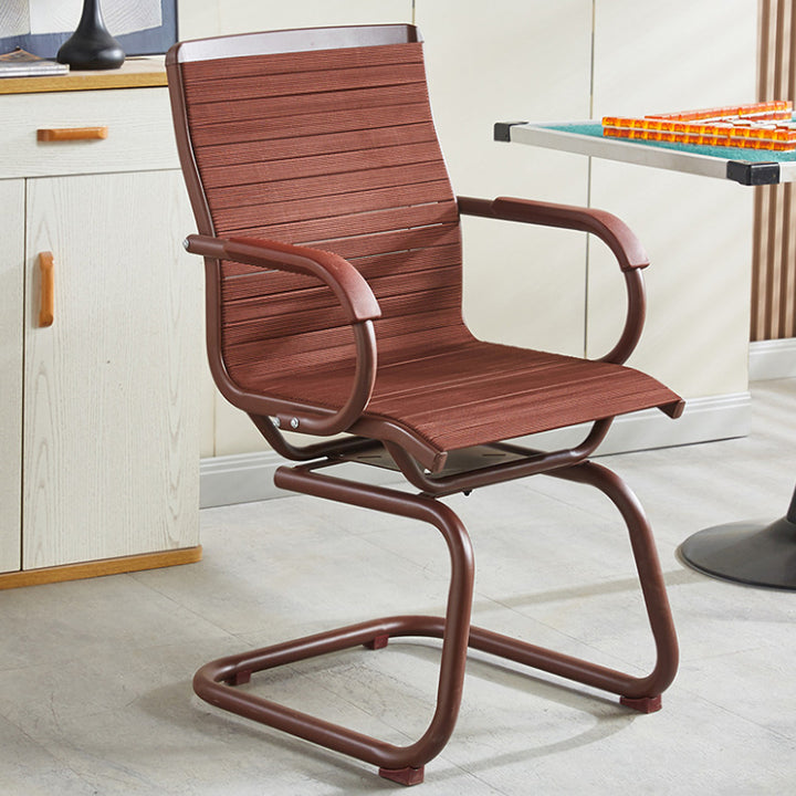 Chaise d’appoint contemporaine scandinave en plastique, fer et métal, incurvée, avec dossier et accoudoirs pour salon 