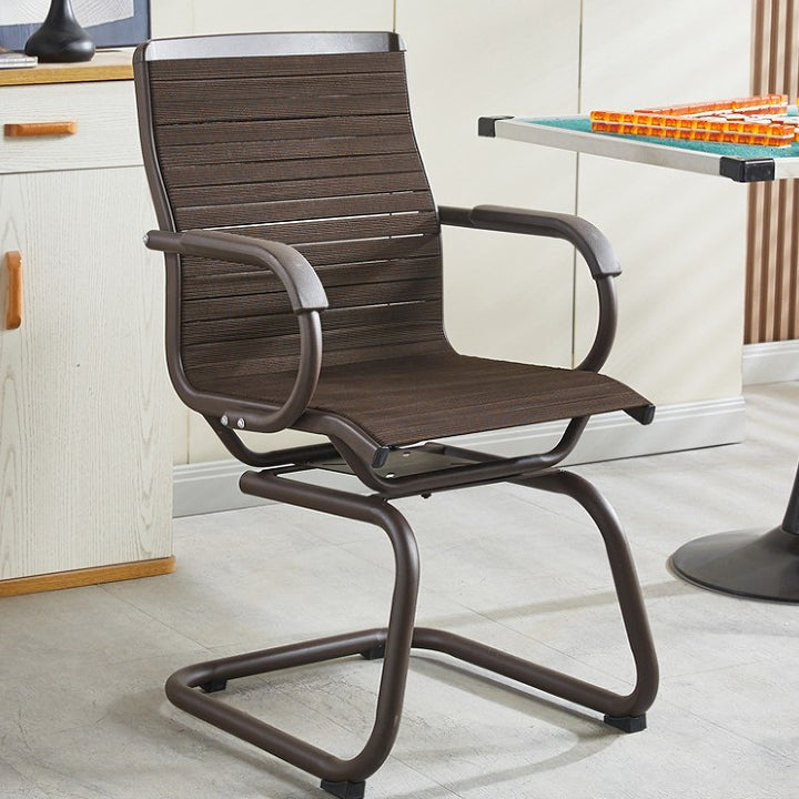 Chaise d’appoint contemporaine scandinave en plastique, fer et métal, incurvée, avec dossier et accoudoirs pour salon 
