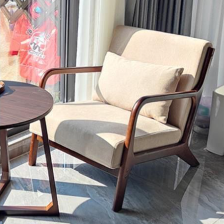 Chaise d'appoint contemporaine scandinave en coton et lin avec structure en bois massif, forme carrée incurvée, dossier et accoudoirs pour salon 