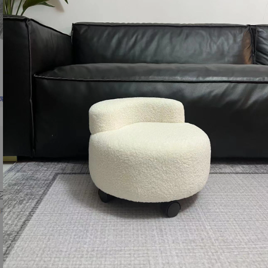 Taburete bajo redondo curvo moderno y minimalista de madera maciza y tela sherpa con respaldo para sala de estar 