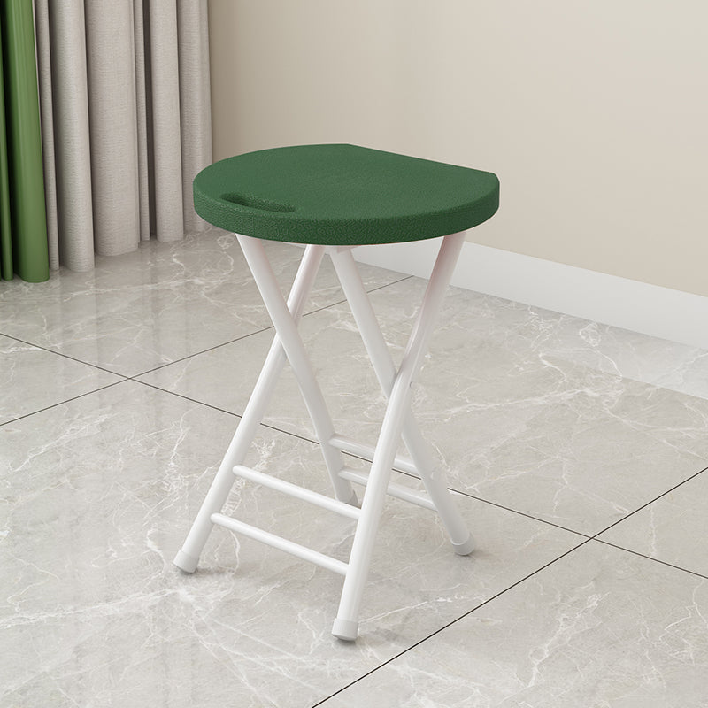 Moderner minimalistischer PP-Eisen-Rundstuhl mit X-förmigem Klappmechanismus für das Wohnzimmer 