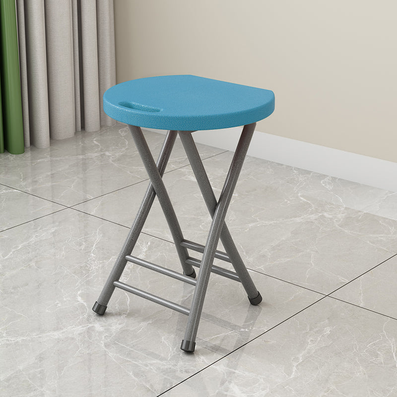 Moderner minimalistischer PP-Eisen-Rundstuhl mit X-förmigem Klappmechanismus für das Wohnzimmer 