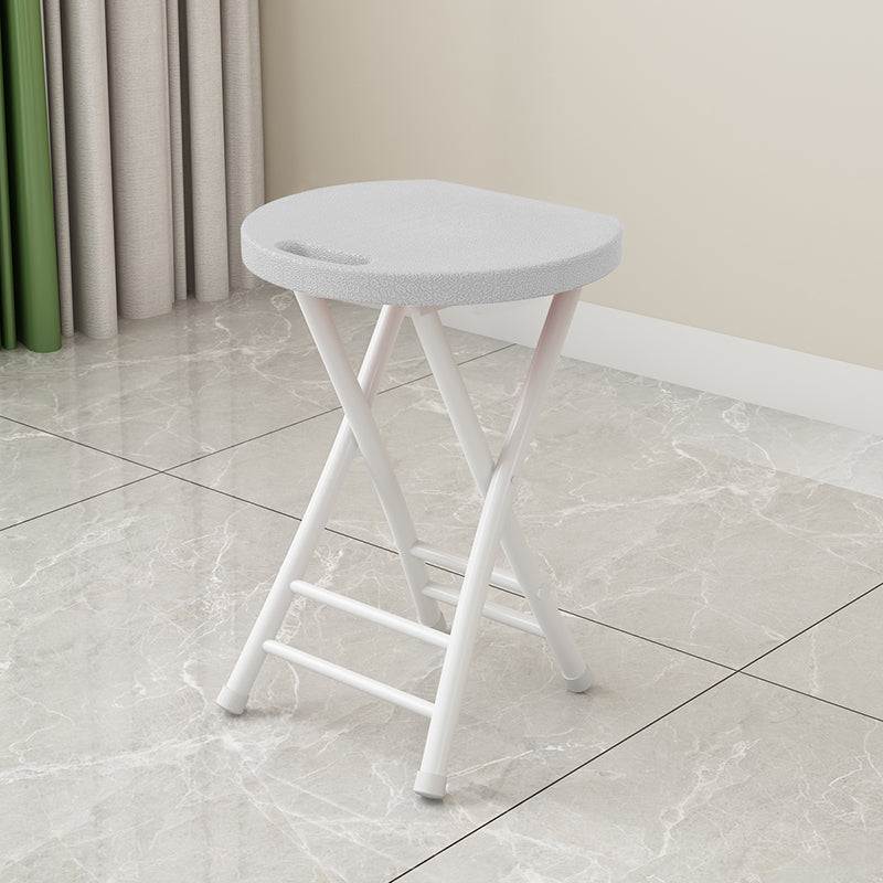 Moderner minimalistischer PP-Eisen-Rundstuhl mit X-förmigem Klappmechanismus für das Wohnzimmer 