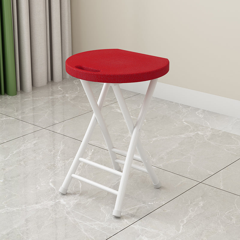 Moderner minimalistischer PP-Eisen-Rundstuhl mit X-förmigem Klappmechanismus für das Wohnzimmer 