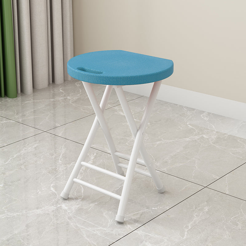 Moderner minimalistischer PP-Eisen-Rundstuhl mit X-förmigem Klappmechanismus für das Wohnzimmer 
