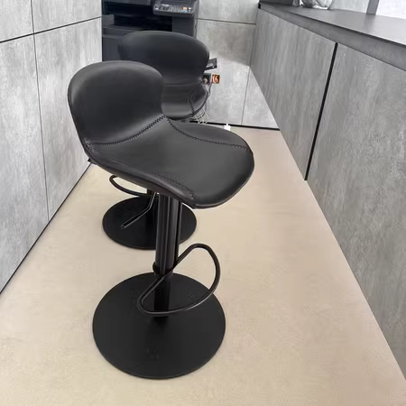 Zeitgenössischer nordischer Crazy Horse Leder Edelstahl Kohlenstoffstahl Drehbarer Barhocker mit Rückenlehne für Wohnzimmer 
