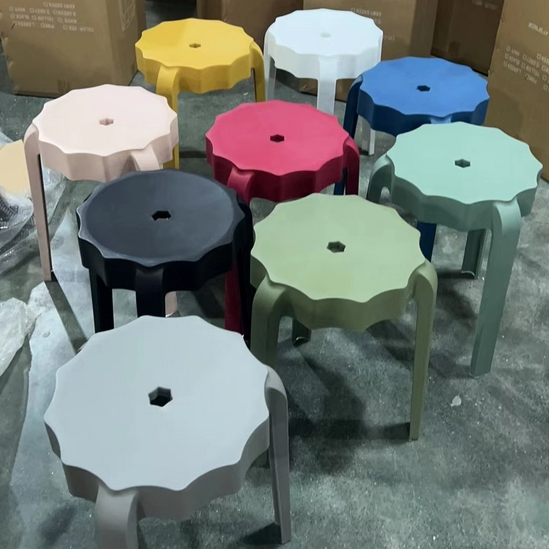 Moderner minimalistischer PP-Hocker in Blütenform stapelbar für das Wohnzimmer 
