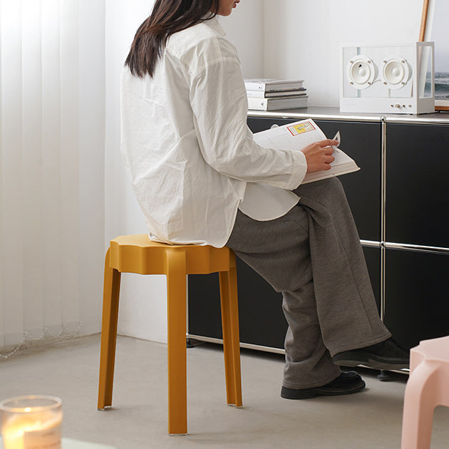 Moderner minimalistischer PP-Hocker in Blütenform stapelbar für das Wohnzimmer 