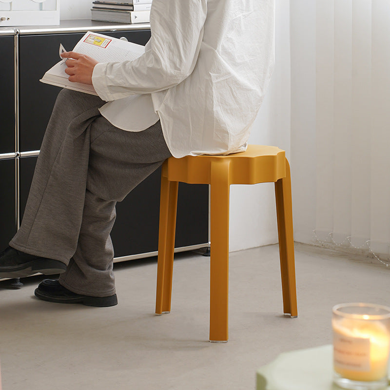 Moderner minimalistischer PP-Hocker in Blütenform stapelbar für das Wohnzimmer 