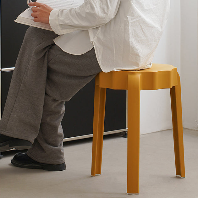 Moderner minimalistischer PP-Hocker in Blütenform stapelbar für das Wohnzimmer 