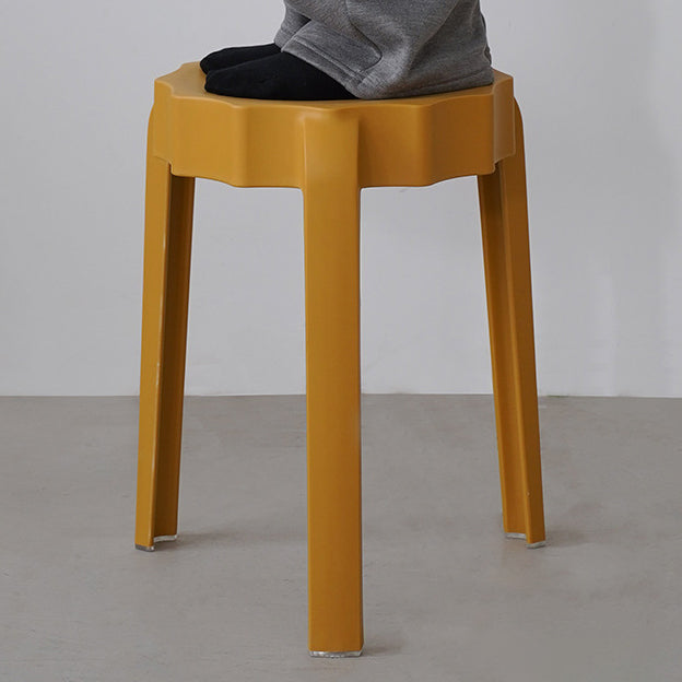 Moderner minimalistischer PP-Hocker in Blütenform stapelbar für das Wohnzimmer 
