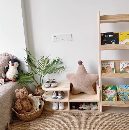 Traditionelles gebogenes Schuhregal für Kinder aus japanischem Kiefernholz in quadratischer Form mit 2 Ebenen für das Wohnzimmer 