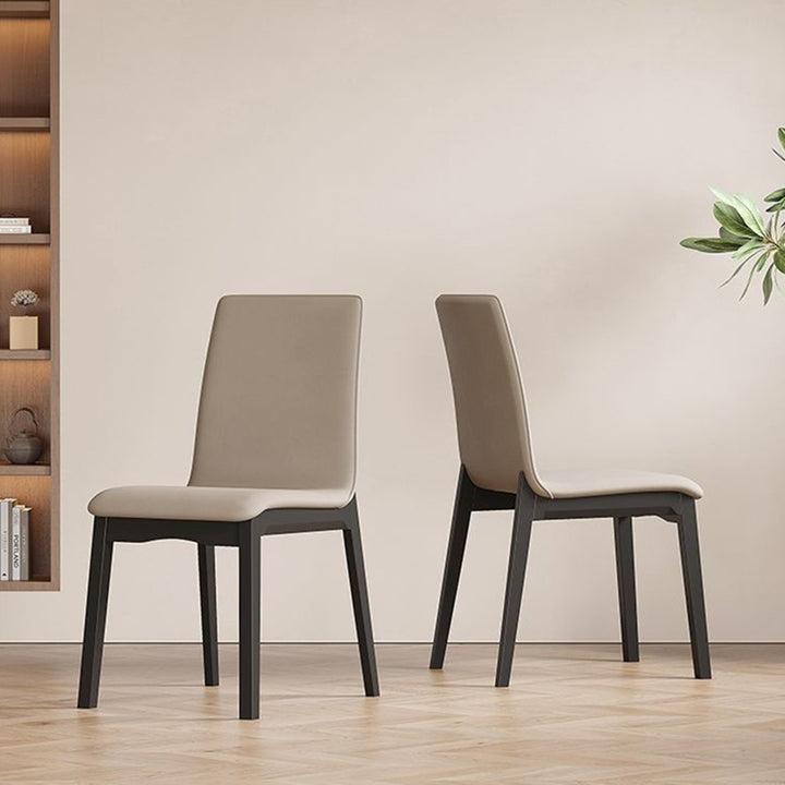 Moderner skandinavischer Esszimmerstuhl aus Kautschukholz und Mikrofaserleder mit geschwungener quadratischer Rückenlehne fürs Esszimmer 