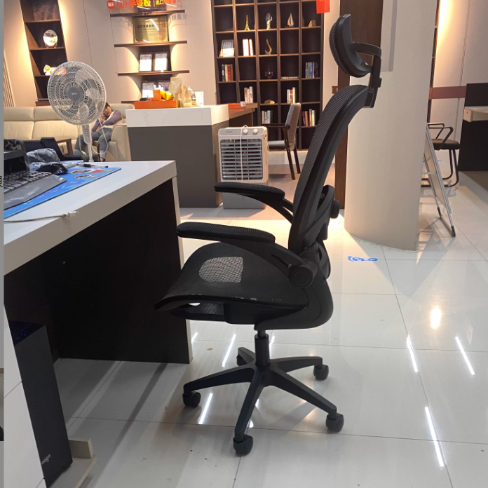 Chaise de bureau courbée moderne minimaliste à cinq branches en acier et maille de nylon avec dossier et accoudoirs pour bureau à domicile 