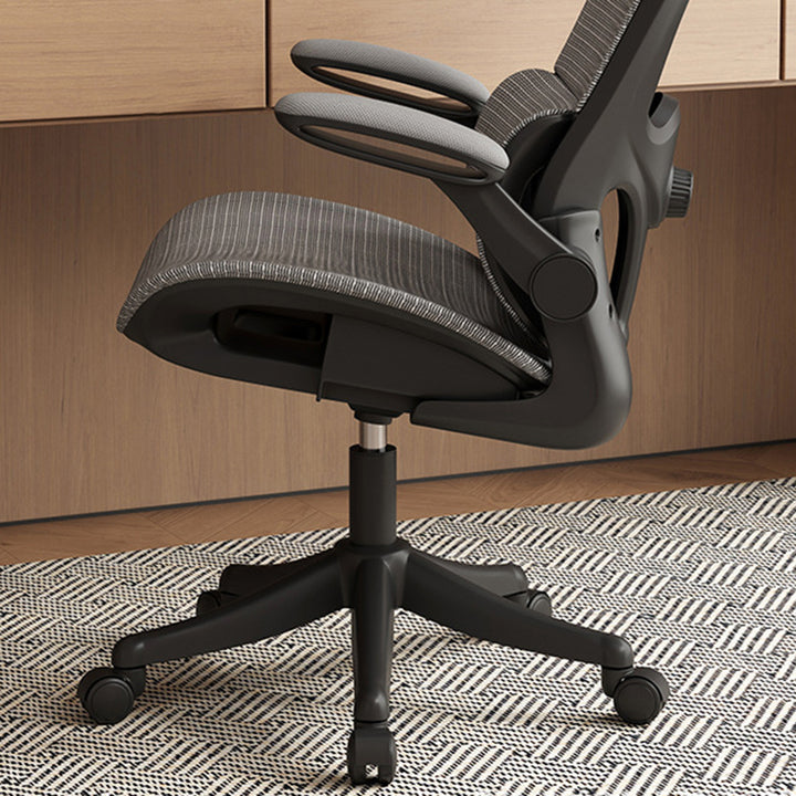 Chaise de bureau courbée moderne minimaliste à cinq branches en acier et maille de nylon avec dossier et accoudoirs pour bureau à domicile 