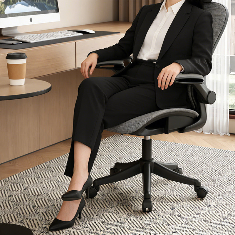 Chaise de bureau courbée moderne minimaliste à cinq branches en acier et maille de nylon avec dossier et accoudoirs pour bureau à domicile 