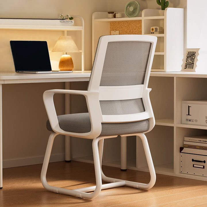 Chaise de bureau carrée moderne minimaliste en métal à structure cantilever en maille, avec dossier et accoudoirs, pour bureau à domicile 