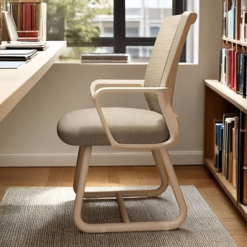 Chaise de bureau carrée moderne minimaliste en métal à structure cantilever en maille, avec dossier et accoudoirs, pour bureau à domicile 