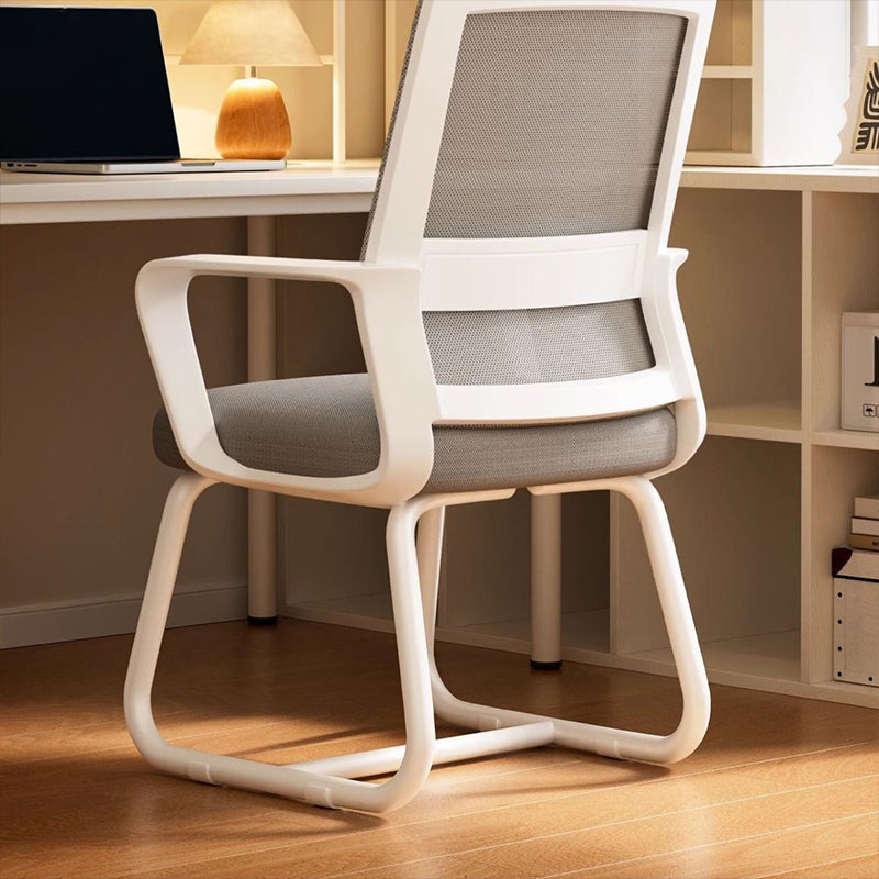 Chaise de bureau carrée moderne minimaliste en métal à structure cantilever en maille, avec dossier et accoudoirs, pour bureau à domicile 