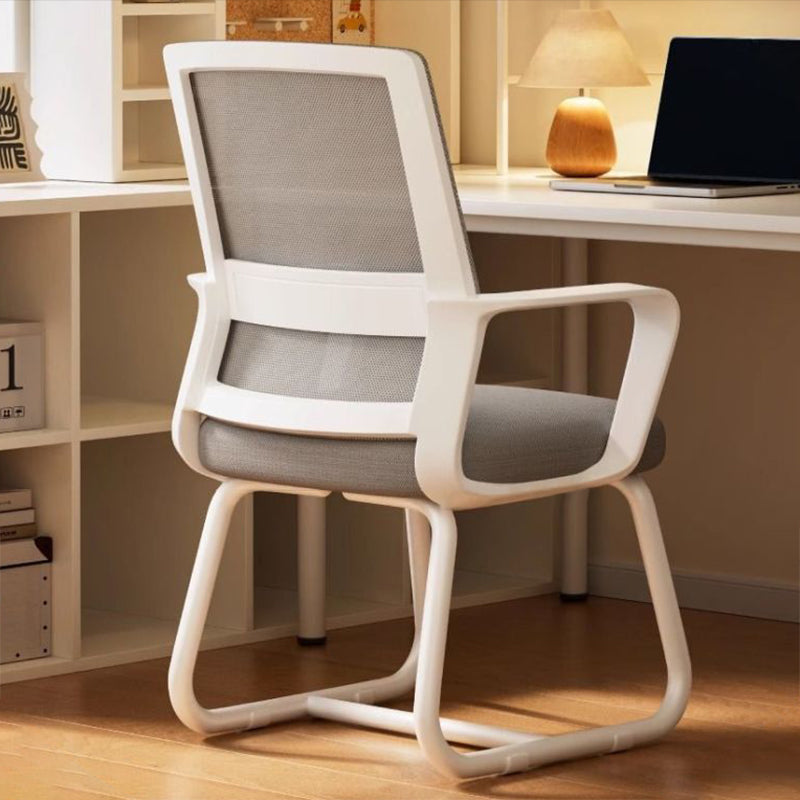 Chaise de bureau carrée moderne minimaliste en métal à structure cantilever en maille, avec dossier et accoudoirs, pour bureau à domicile 