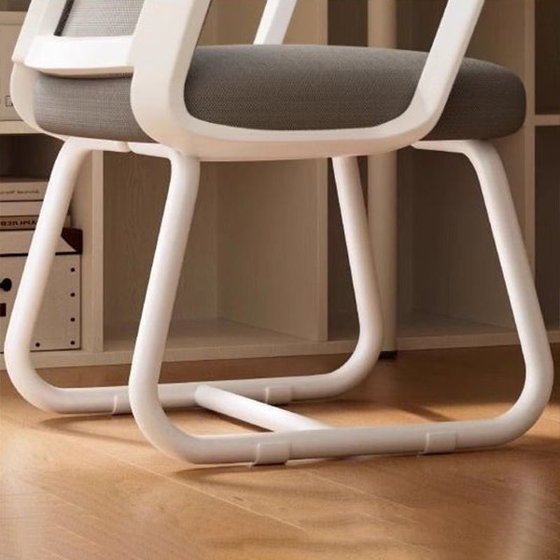 Chaise de bureau carrée moderne minimaliste en métal à structure cantilever en maille, avec dossier et accoudoirs, pour bureau à domicile 
