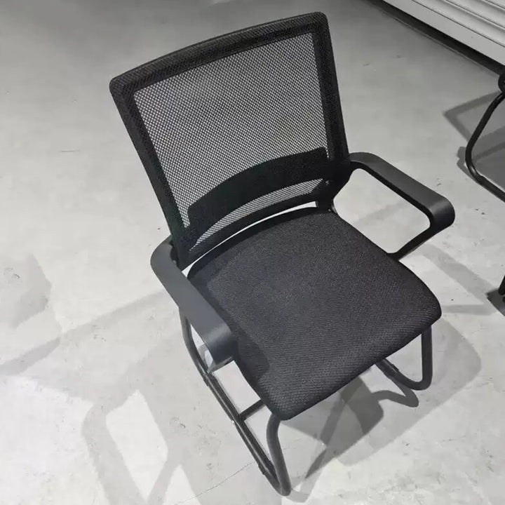 Chaise de bureau carrée moderne minimaliste en métal à structure cantilever en maille, avec dossier et accoudoirs, pour bureau à domicile 
