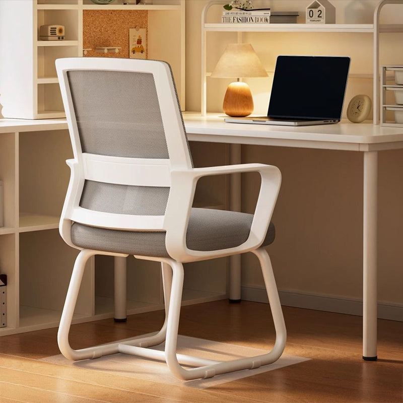 Chaise de bureau carrée moderne minimaliste en métal à structure cantilever en maille, avec dossier et accoudoirs, pour bureau à domicile 