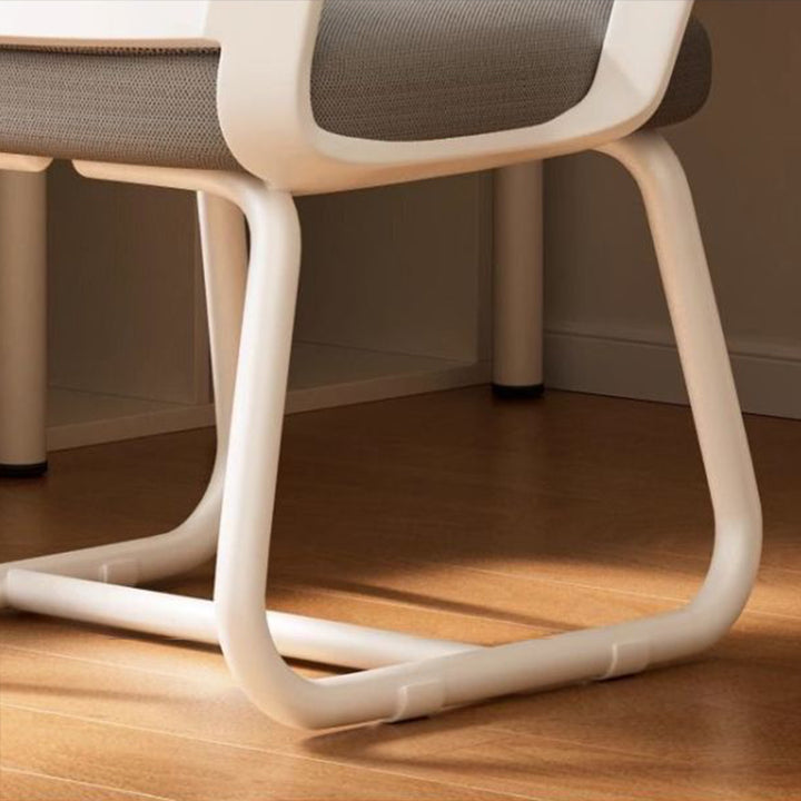 Chaise de bureau carrée moderne minimaliste en métal à structure cantilever en maille, avec dossier et accoudoirs, pour bureau à domicile 