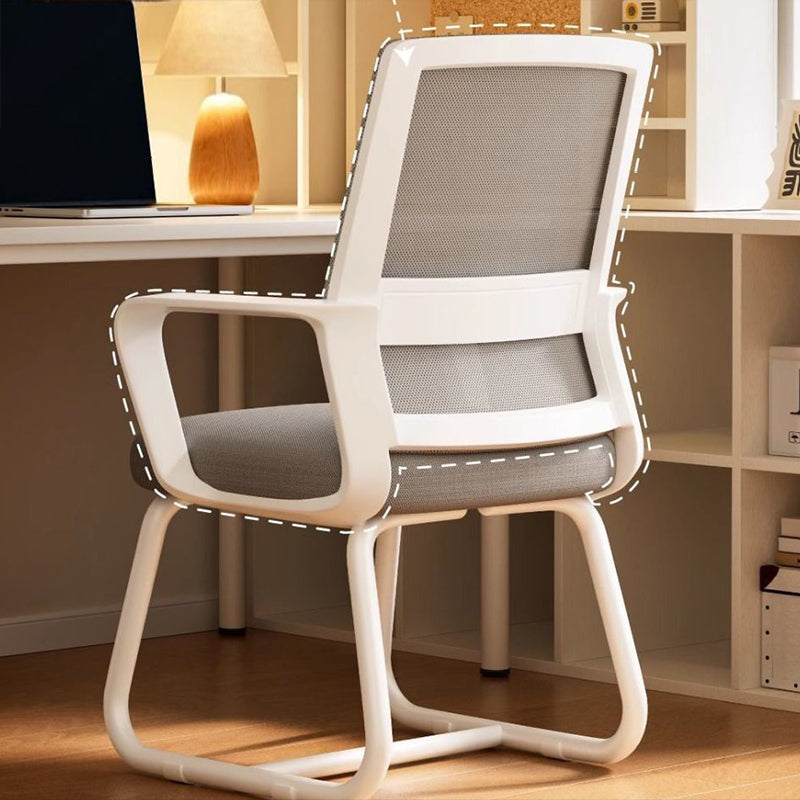 Chaise de bureau carrée moderne minimaliste en métal à structure cantilever en maille, avec dossier et accoudoirs, pour bureau à domicile 