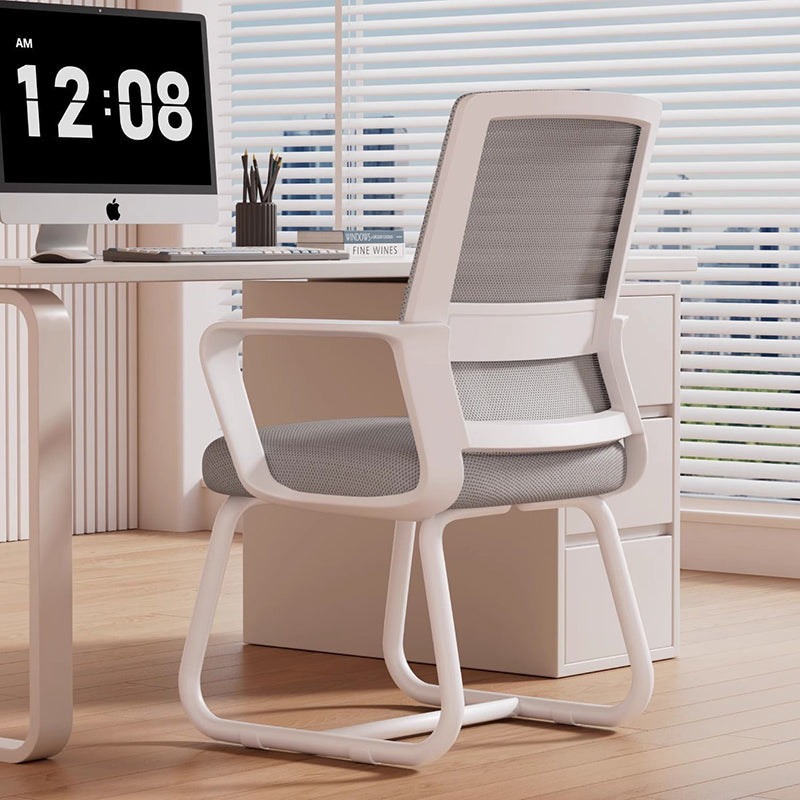 Chaise de bureau carrée moderne minimaliste en métal à structure cantilever en maille, avec dossier et accoudoirs, pour bureau à domicile 