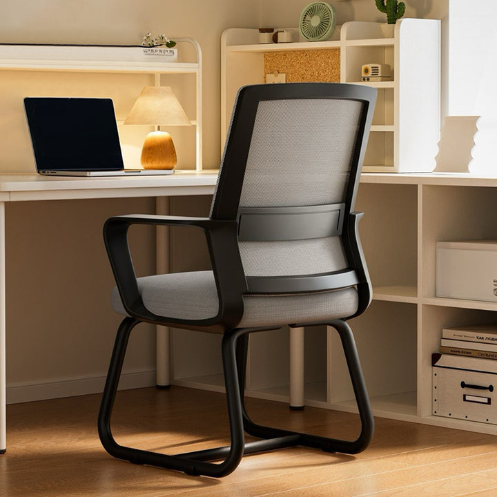 Chaise de bureau carrée moderne minimaliste en métal à structure cantilever en maille, avec dossier et accoudoirs, pour bureau à domicile 