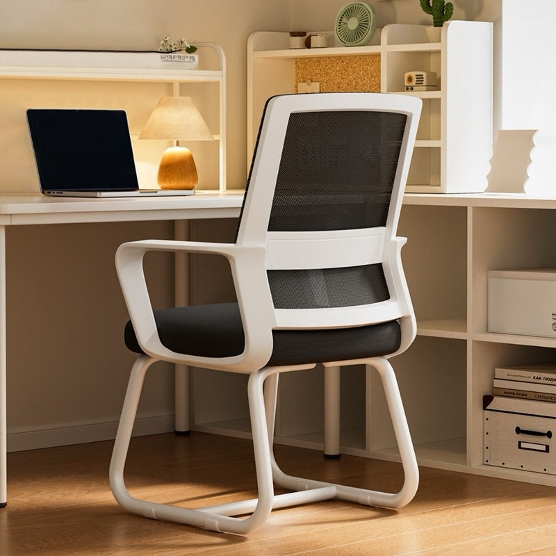 Chaise de bureau carrée moderne minimaliste en métal à structure cantilever en maille, avec dossier et accoudoirs, pour bureau à domicile 