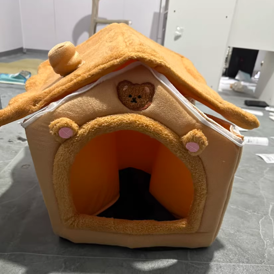 モダンなアールデコ調の豪華な布製ハウス型犬用ベッド、リビングルーム向けの囲まれたペットハウス 