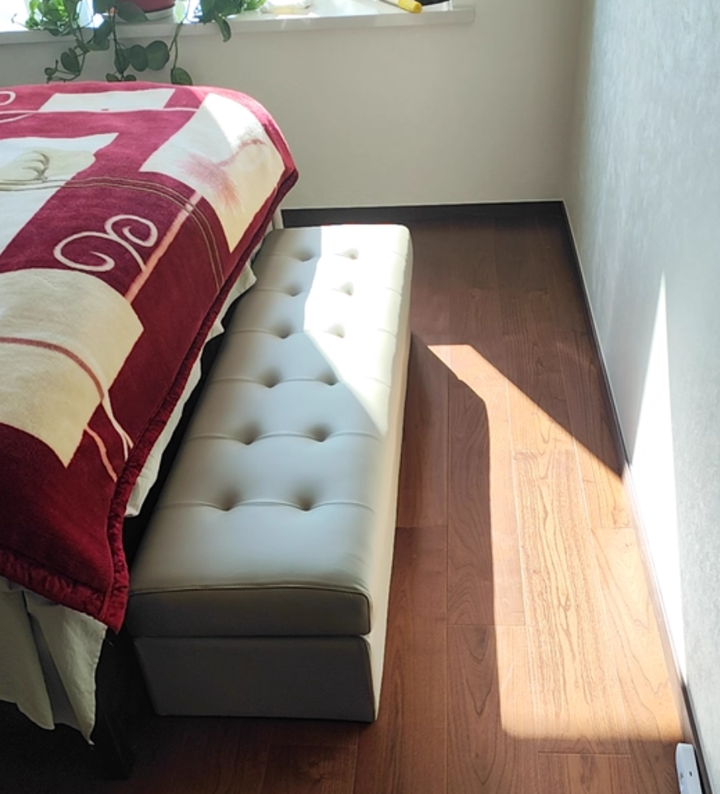 Moderne luxuriöse rechteckige Schuhbank aus Kunstleder und Kiefernholz mit Knopfheftung und verstecktem Stauraum für Wohnzimmer &amp; Schlafzimmer 