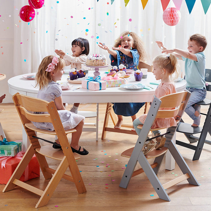 Moderner minimalistischer verstellbarer Kinderhochstuhl aus gebogenem Sperrholz mit Armlehne und Rückenlehne für das Wohnzimmer 