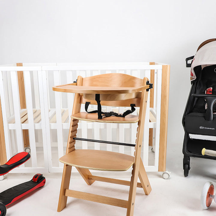 Moderner minimalistischer verstellbarer Kinderhochstuhl aus gebogenem Sperrholz mit Armlehne und Rückenlehne für das Wohnzimmer 