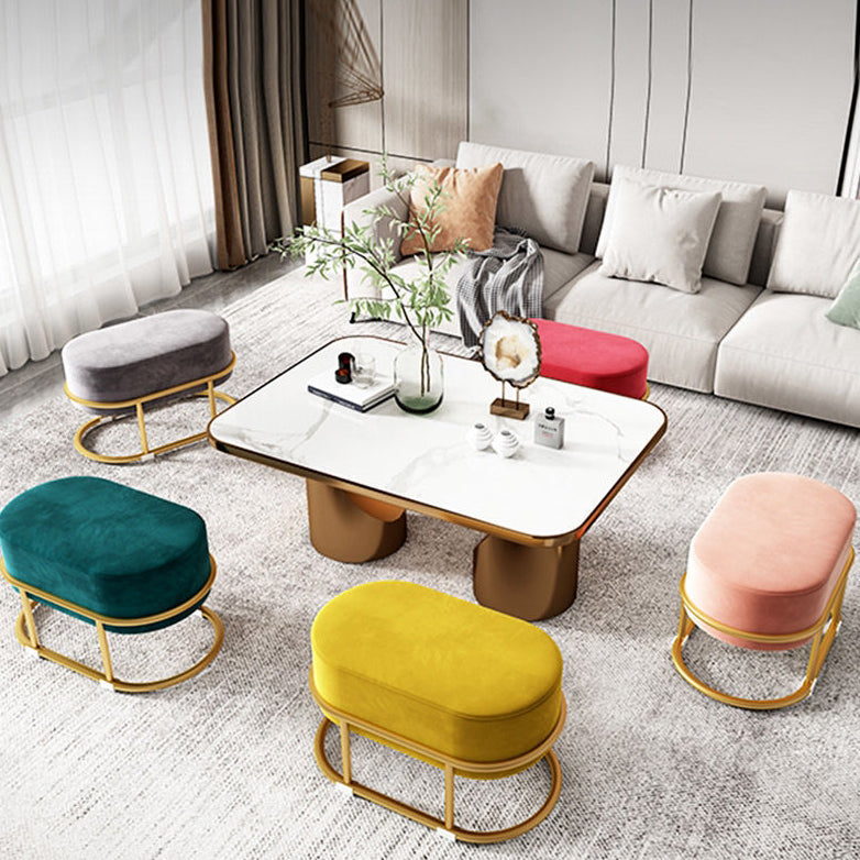 Tabouret bas moderne minimaliste ovale long en velours avec cadre en acier pour salon 