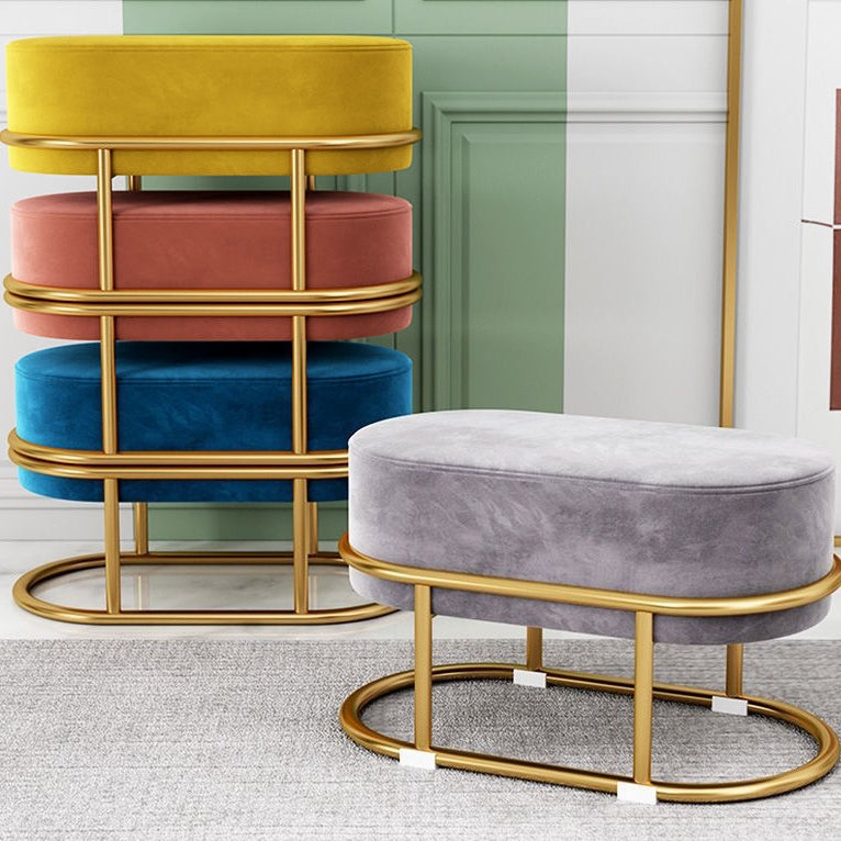 Tabouret bas moderne minimaliste ovale long en velours avec cadre en acier pour salon 