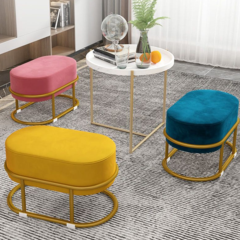 Tabouret bas moderne minimaliste ovale long en velours avec cadre en acier pour salon 