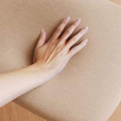 Chaise de salle à manger moderne minimaliste carrée en coton et lin rembourrée avec dossier incurvé en bois massif 