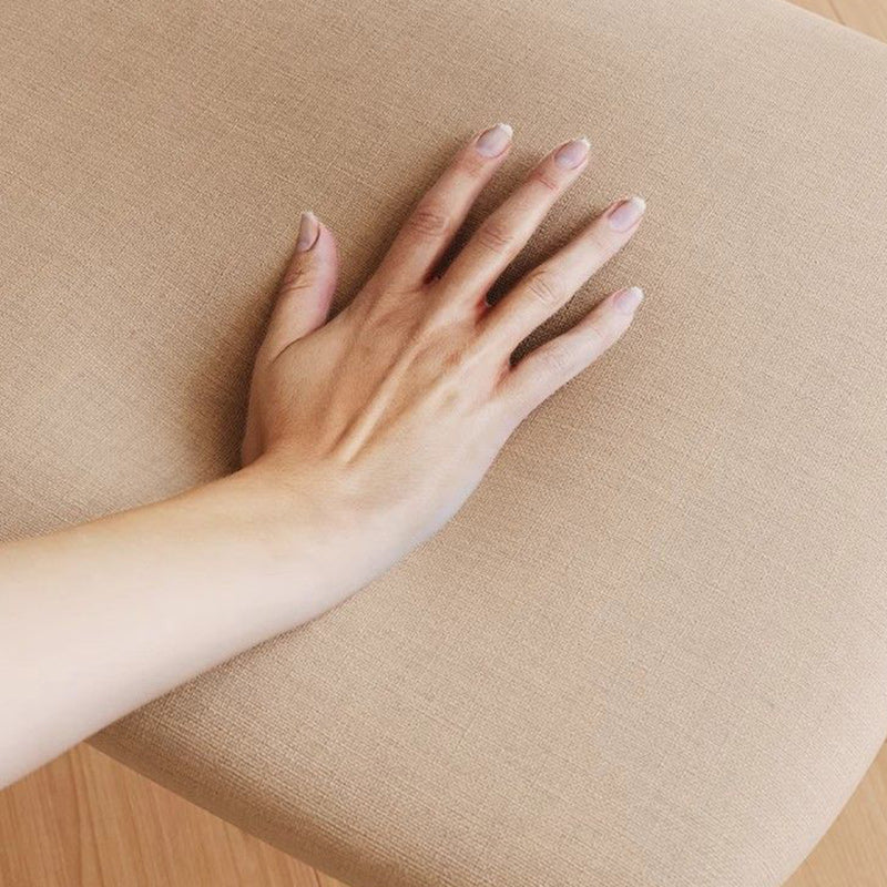 Chaise de salle à manger moderne minimaliste carrée en coton et lin rembourrée avec dossier incurvé en bois massif 