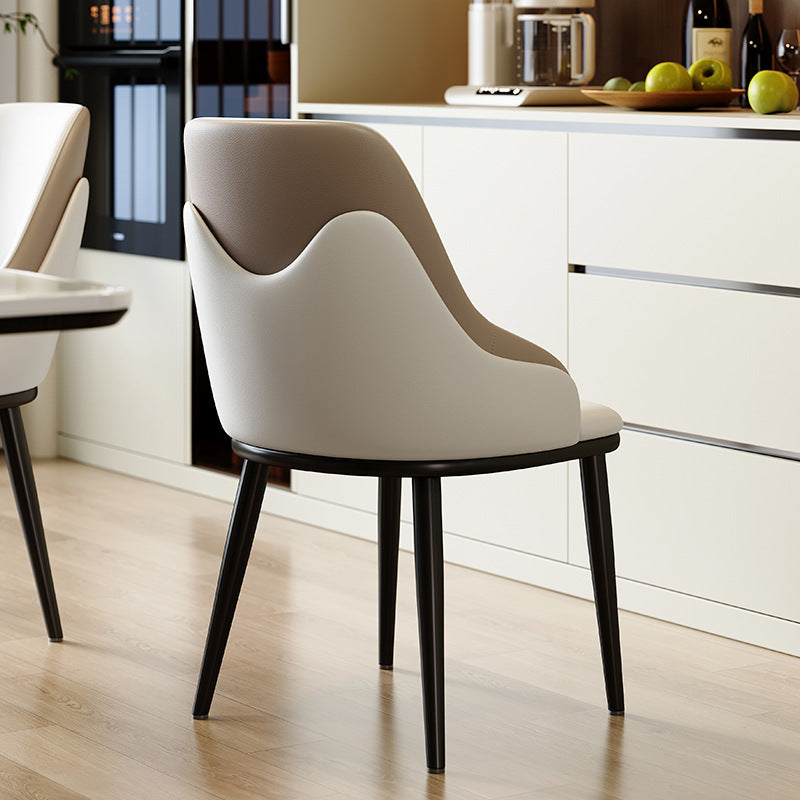 Moderner nordischer quadratischer Esszimmerstuhl aus gepolstertem Mikrofaserleder und Kohlenstoffstahl mit Mezzanine-Rückenlehne für das Esszimmer 