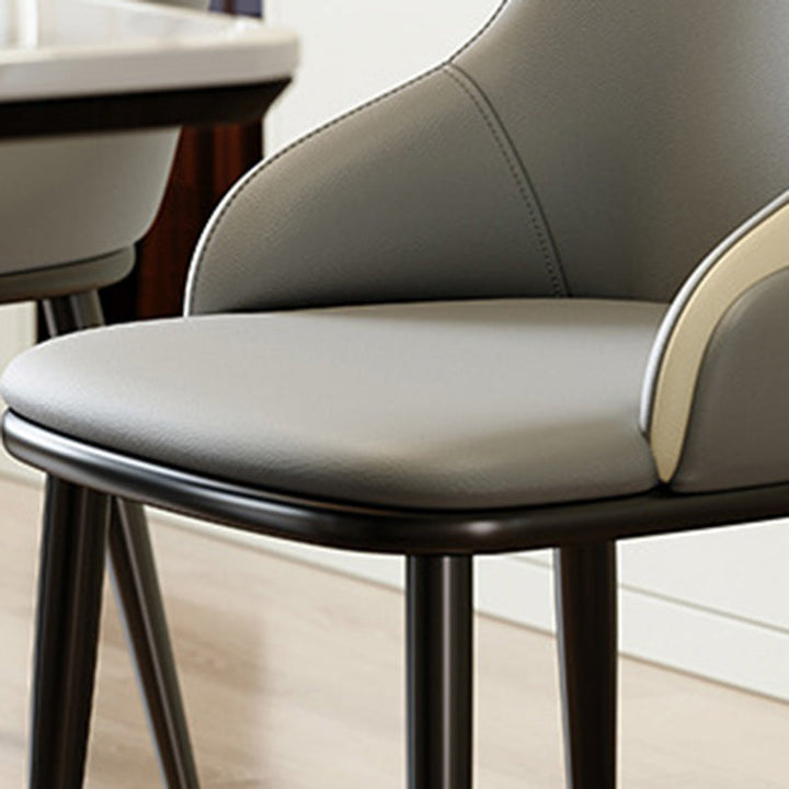 Moderner nordischer quadratischer Esszimmerstuhl aus gepolstertem Mikrofaserleder und Kohlenstoffstahl mit Mezzanine-Rückenlehne für das Esszimmer 