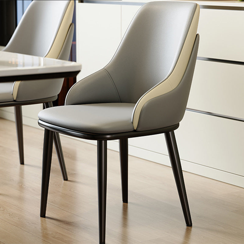 Moderner nordischer quadratischer Esszimmerstuhl aus gepolstertem Mikrofaserleder und Kohlenstoffstahl mit Mezzanine-Rückenlehne für das Esszimmer 