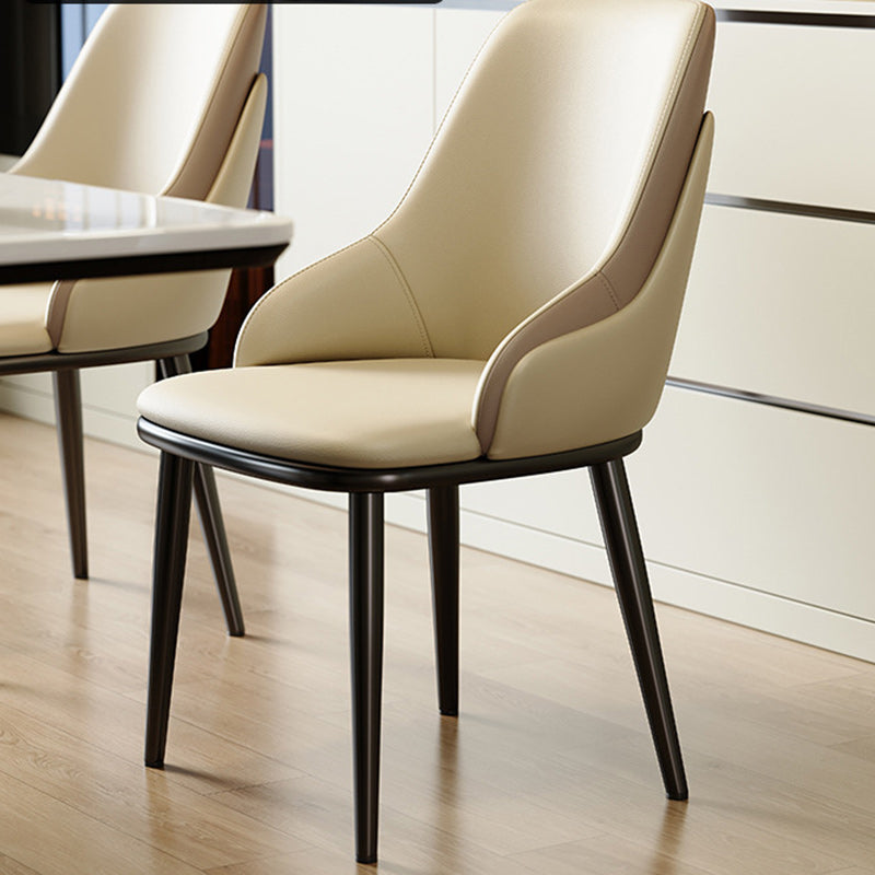 Moderner nordischer quadratischer Esszimmerstuhl aus gepolstertem Mikrofaserleder und Kohlenstoffstahl mit Mezzanine-Rückenlehne für das Esszimmer 