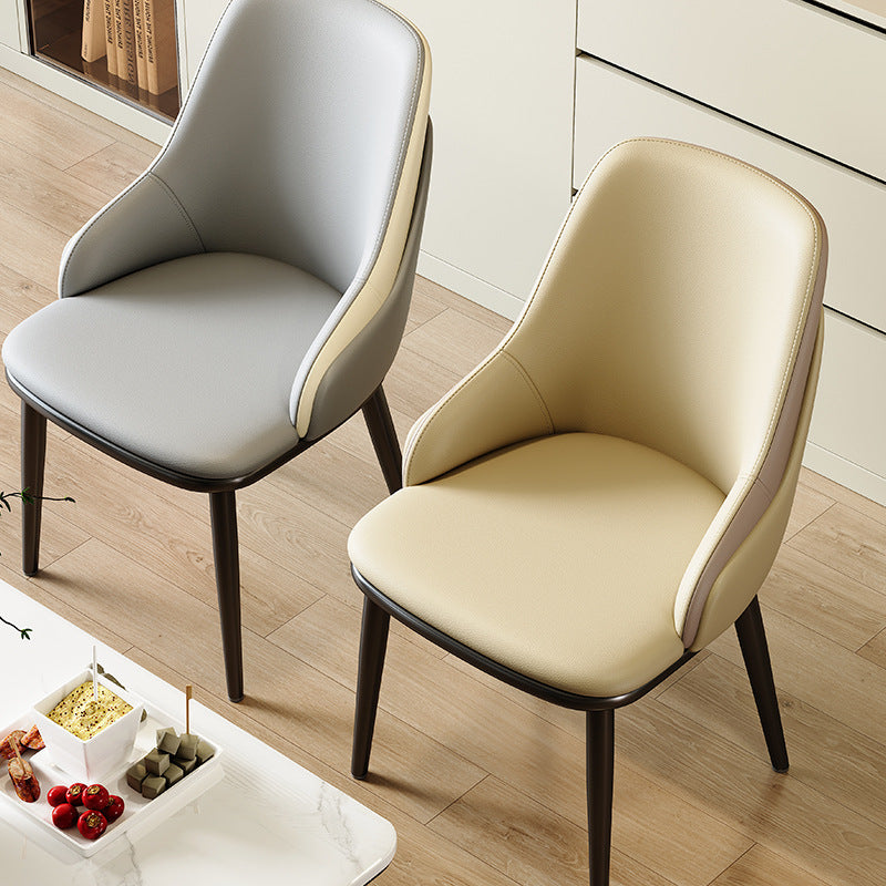Moderner nordischer quadratischer Esszimmerstuhl aus gepolstertem Mikrofaserleder und Kohlenstoffstahl mit Mezzanine-Rückenlehne für das Esszimmer 